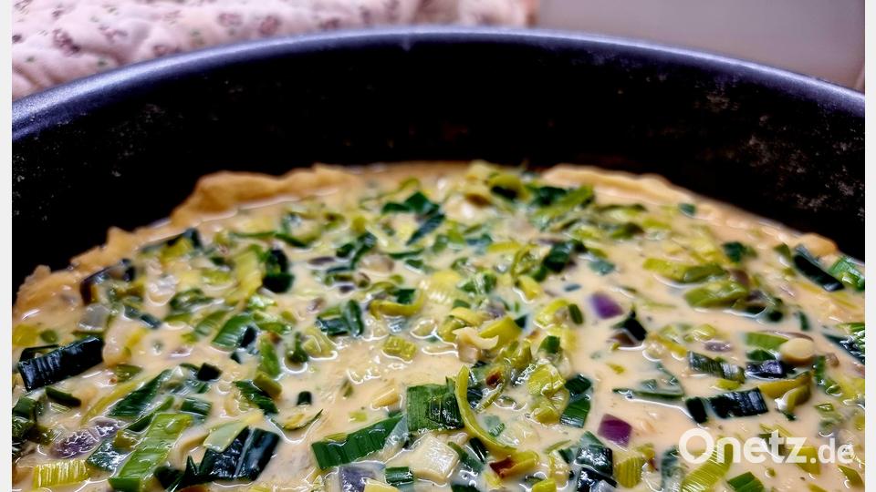 Die Füllung nach 13 Minuten auf dem vorgebackenen Mürbeteigboden verteilen und bei 180 Grad weitere 30 Minuten backen. Bild: scm