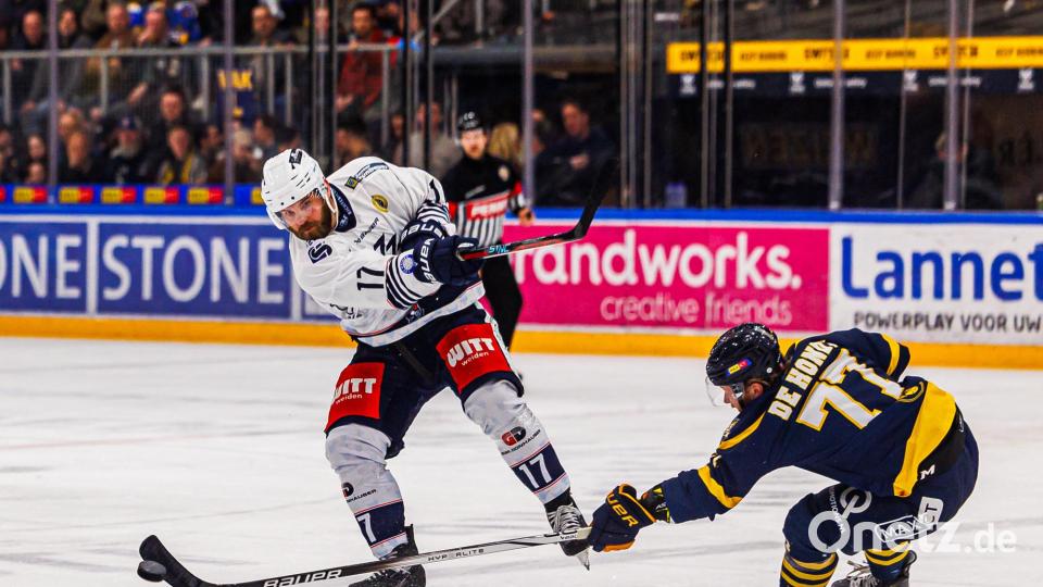 Szenen aus dem vierten Play-off-Halbfinale in der Eishockey-Oberliga zwischen den Tilburg Trappers und den Blue Devils Weiden (weiße Trikots). Bild: Werner Moller