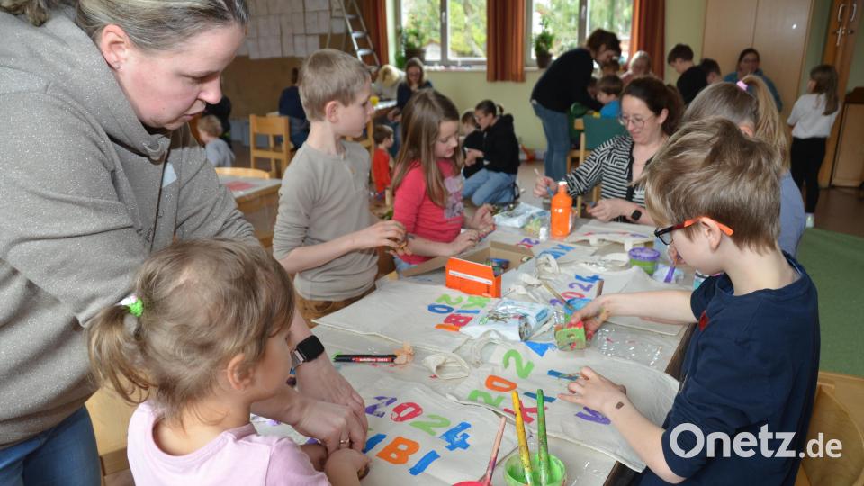 Im evangelischen Gemeindehaus treffen sich die Kinder, um sich gemeinsam mit dem Thema &quot;Einmal Himmel, Erde und zurück&quot; bei der Kinderbibelwoche zu befassen. Bild: dob