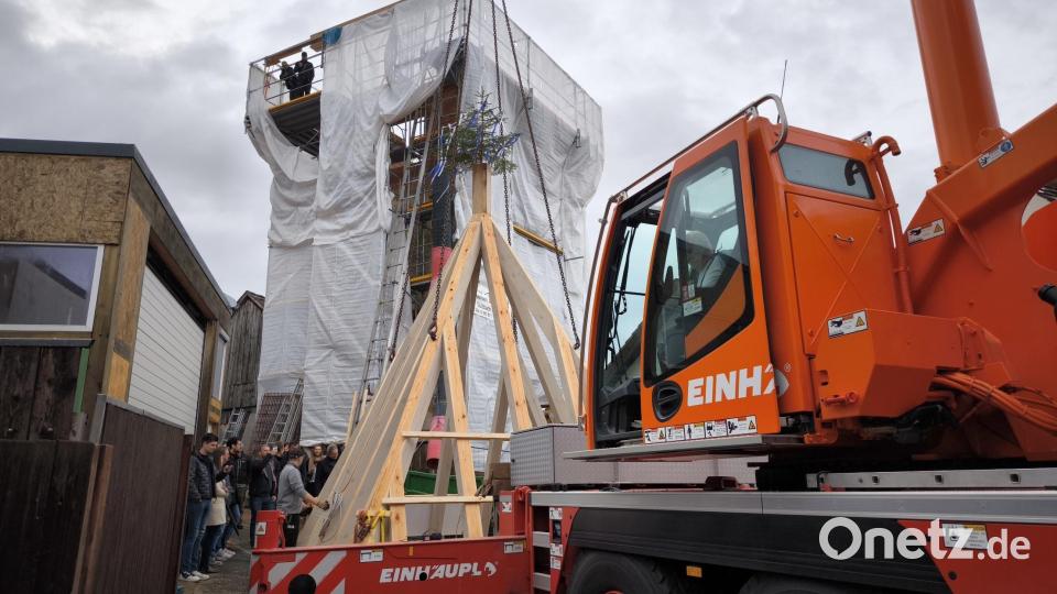 Die Dachkonstruktion mit dem Richtbuschen steht bereit, auf den Turm gehoben zu werden. Bild: jma