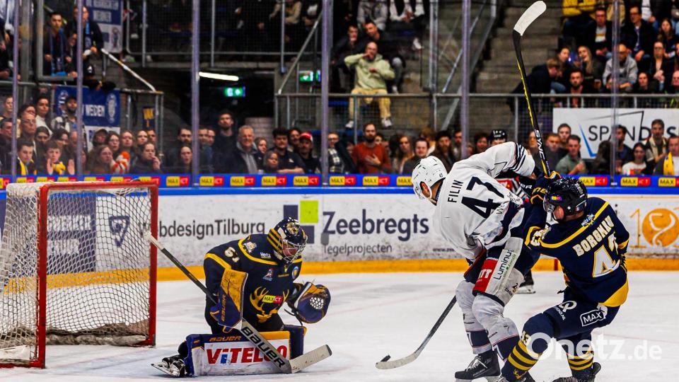 Szenen aus dem vierten Play-off-Halbfinale in der Eishockey-Oberliga zwischen den Tilburg Trappers und den Blue Devils Weiden (weiße Trikots). Bild: Werner Moller