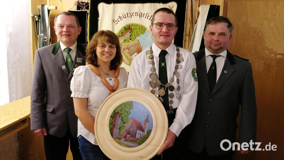 Alois Seitz (Zweiter von rechts) ist neuer König der Schützengesellschaft „Edelweiß“ Schwarzenbach. Es gratulierten die abgelöste Königin Sabine Friedl sowie Schützenmeister Rainer Schmidkonz (links) und Zweiter Schützenmeister Thomas Richtmann. Bild: Schützengesellschaft Schwarzenbach/exb