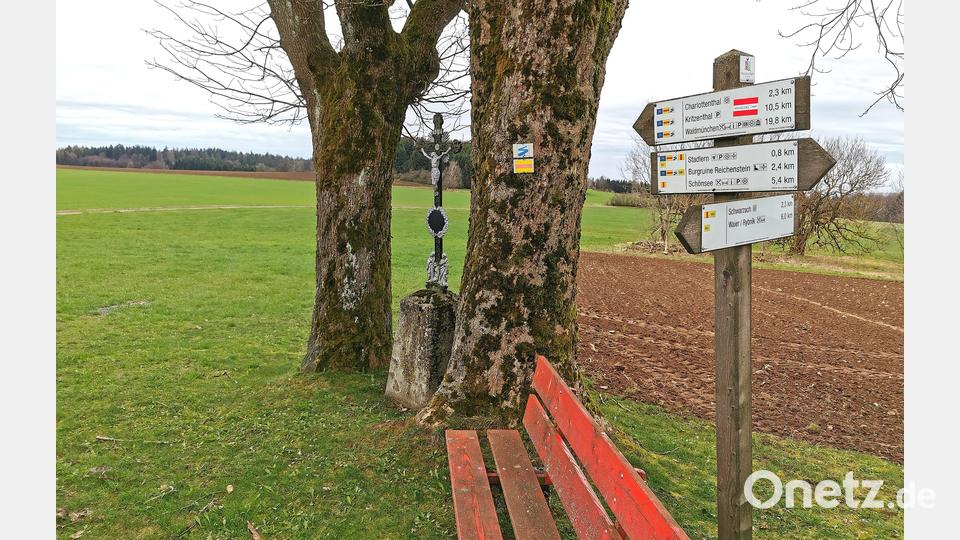 Die Sitzgruppe mit Kreuz liegt auf dem Höhenweg zwischen Stadlern und Charlottenthal. Bild: Portner