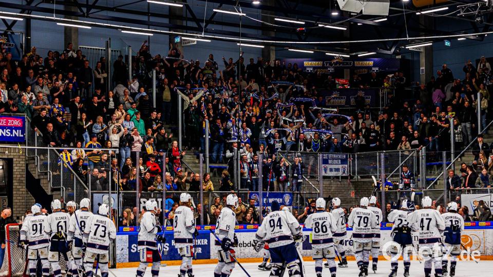 Szenen aus dem vierten Play-off-Halbfinale in der Eishockey-Oberliga zwischen den Tilburg Trappers und den Blue Devils Weiden (weiße Trikots). Bild: Werner Moller