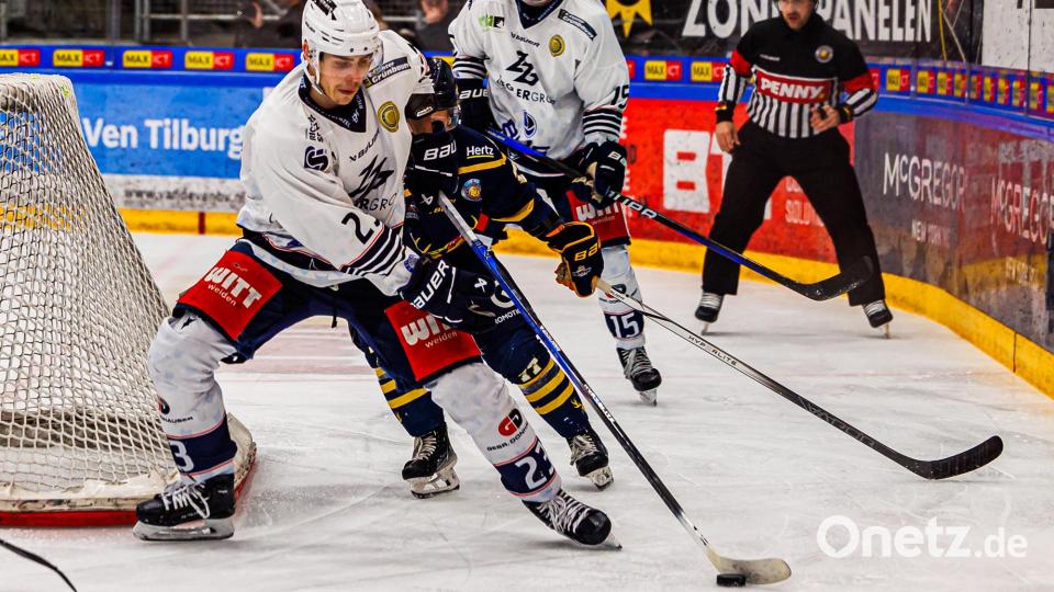 Szenen aus dem vierten Play-off-Halbfinale in der Eishockey-Oberliga zwischen den Tilburg Trappers und den Blue Devils Weiden (weiße Trikots). Bild: Werner Moller