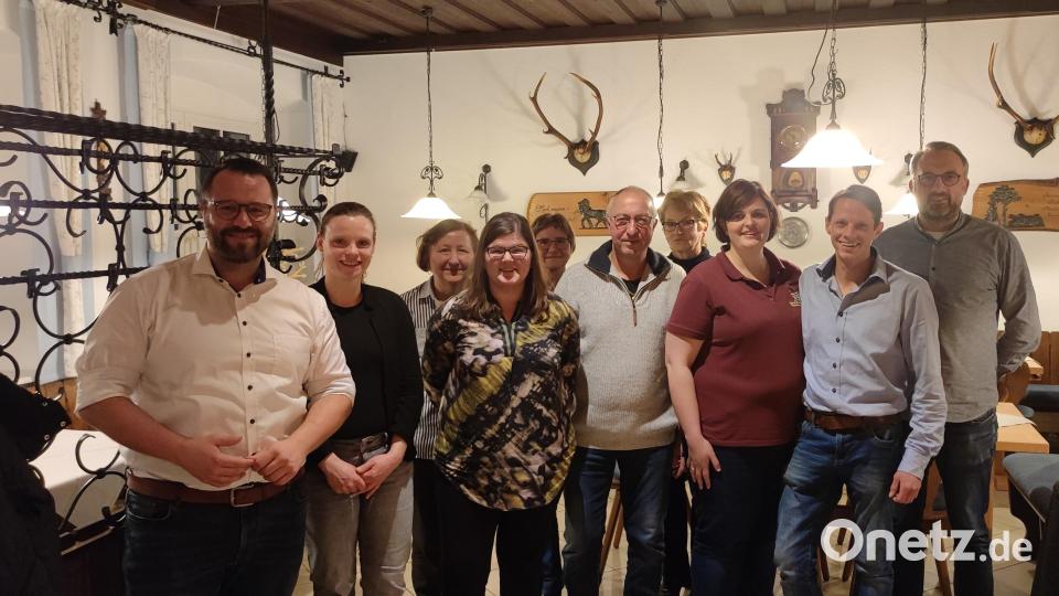 Wahlen beim Tourismusverein Falkenberg: Im Bild von links Bürgermeister Matthias Grundler, Tourismusbeauftragte Stefanie Wenisch, Maria Bauer, Tina Konrad-Workman, Jutta Bork, Hubert Höfer, Berta Höcht, Carolin Lindner, Wolfgang Lindner, Sebastian Vogel. Bild: Olaf Fröhlich/exb