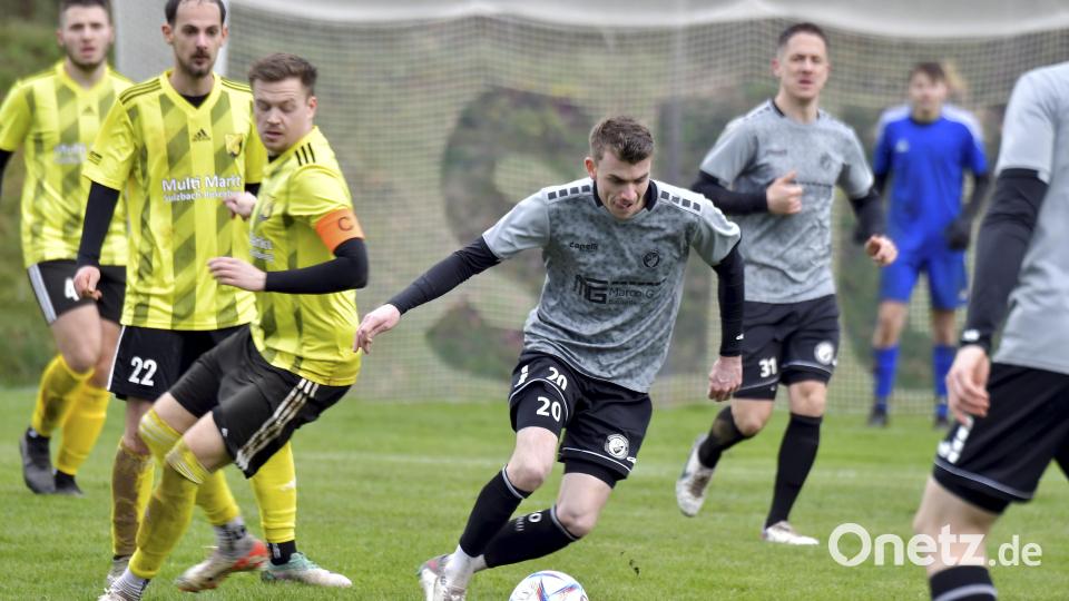 Patrick Stauber (Mitte) von den Sportfreunden Ursulapoppenricht tanzt den Kauerhofer Kapitän Maximilian Grundler (links daneben) aus. Bild: Hubert Ziegler