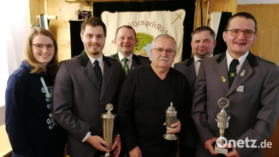 Geehrt wurden auch die Vereinsmeister bzw. Pokalsieger. Im Bild (von links) Cornelia Schedl, Matthias Schedl, Schützenmeister Rainer Schmidkonz, Anton Franz, Zweiter Schützenmeister Thomas Richtmann und Alois Seitz. Bild: Schützengesellschaft Schwarzenbach/exb
