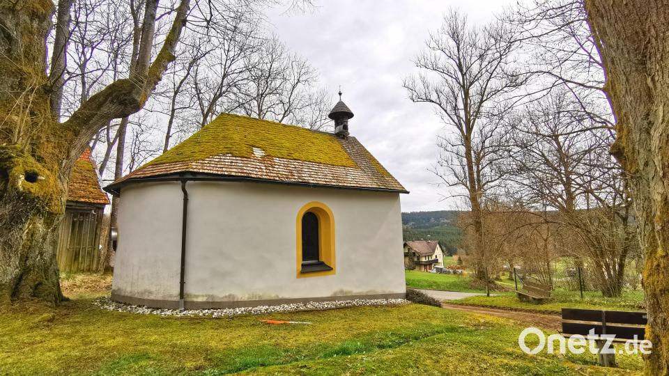 Die Kapelle in Charlottenthal (Gemeinde Stadlern) liegt idyllisch am Nurtschweg mit Fernsicht ins Nachbarland . Bild: Portner