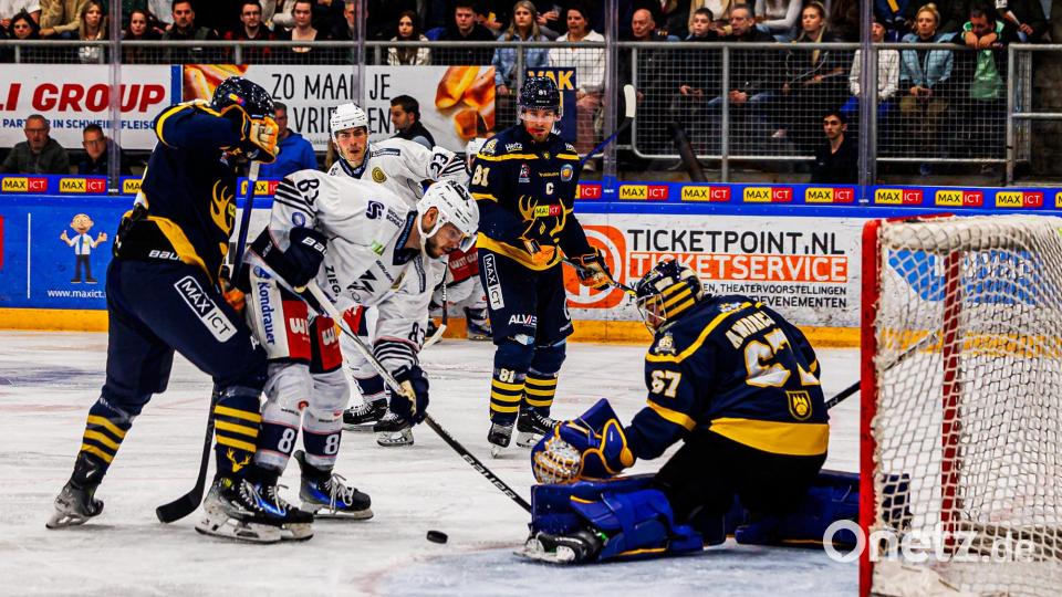 Szenen aus dem vierten Play-off-Halbfinale in der Eishockey-Oberliga zwischen den Tilburg Trappers und den Blue Devils Weiden (weiße Trikots). Bild: Werner Moller