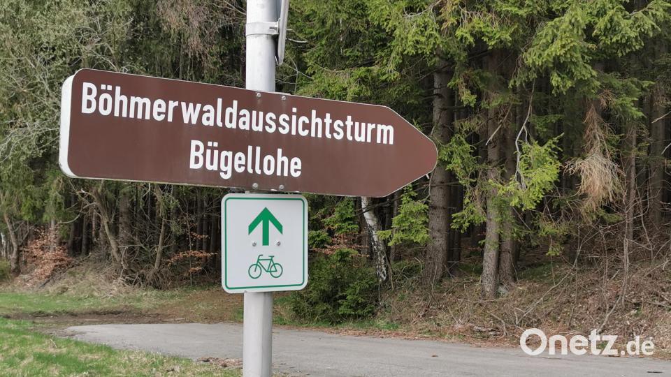 Am Wanderparkplatz zwischen Dietersdorf und Stadlern führt der Bayerisch-Böhmische-Freundschaftsweg vorbei. Das verlassene Dorf Bügellohe und der Böhmerwaldaussichtsturm liegen am Nurtschweg ein Stück weiter oben im Grenzwald.. Bild: Portner