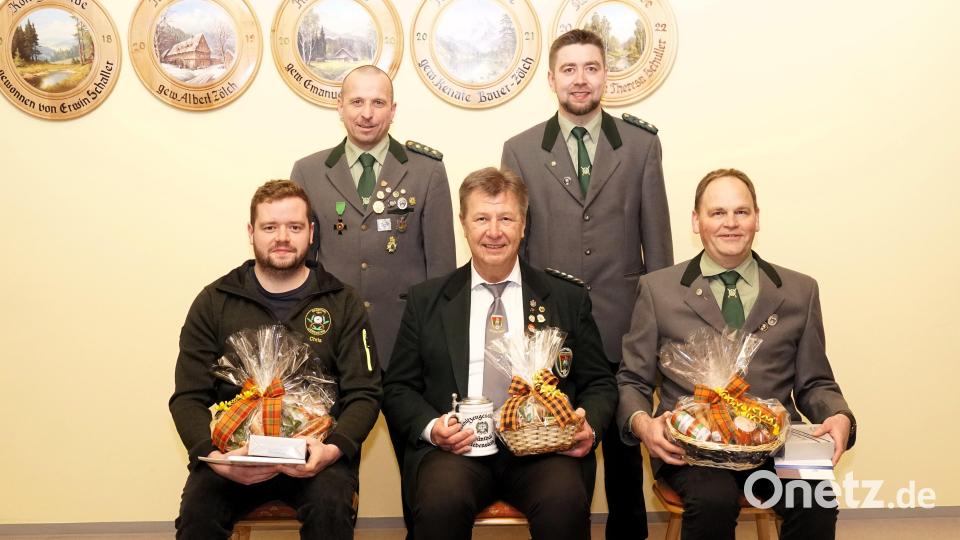 Christian Gmeiner, Manfred Zölch und Martin Fehr (sitzend, von links) wurden bei der Jahresversammlung des Schützenvereins Liebenstein mit Präsenten gewürdigt. Hinten (von links) Schützenmeister Bernhard Weber und Zweiter Schützenmeister Philipp Zölch. Bild: Bernhard Weber/exb