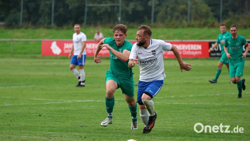 Fabio Völkl (links) vom FC Weiden-Ost und der Vorbacher Lukas Barthelmann im Laufduell: Die Ostler reisen am Samstag zum Spitzenspiel beim FC Amberg. Die Vorbacher erwarten am Sonntag die SpVgg SV Weiden II. Archivbild: Dieter Jäschke