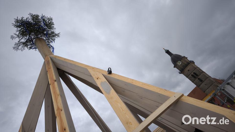 Ein Blick von unten hinauf zum neuen Dachgebälk des Vollhannturms. Zusammen mit der Pfarrkirche St. Johannes der Täufer grüßt er hinaus ins Umland. Bild: jma