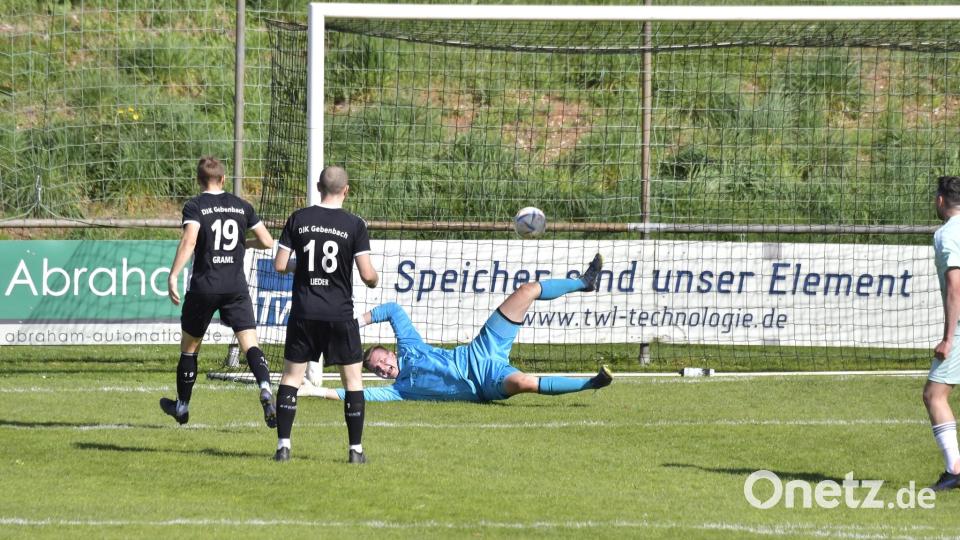 Szenen aus der Bayernliga-Partie zwischen der DJK Gebenbach und der DJK Ammerthal. Bild: Hubert Ziegler