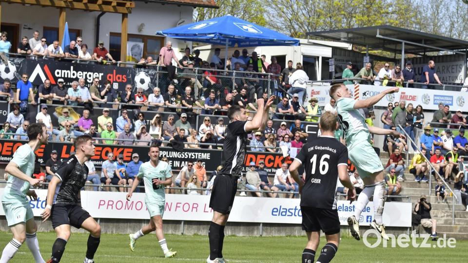 Szenen aus der Bayernliga-Partie zwischen der DJK Gebenbach und der DJK Ammerthal. Bild: Hubert Ziegler