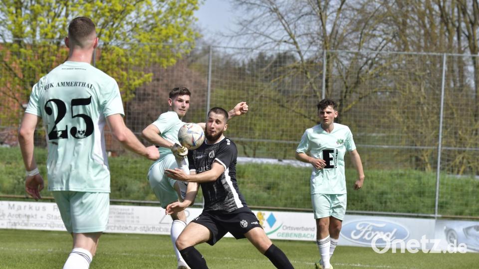 Szenen aus der Bayernliga-Partie zwischen der DJK Gebenbach und der DJK Ammerthal. Bild: Hubert Ziegler