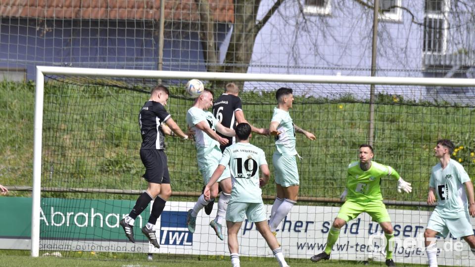 Szenen aus der Bayernliga-Partie zwischen der DJK Gebenbach und der DJK Ammerthal. Bild: Hubert Ziegler