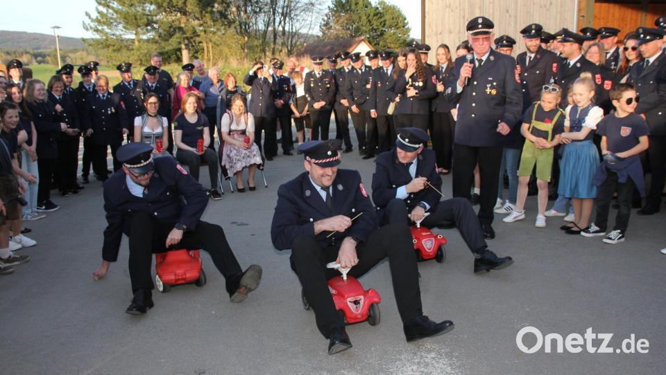 Auf &quot;Mini-Feuerwehrautos&quot; geht&#039;s zum zum &quot;Auftanken&quot;. Die Nunzenrieder Feuerwehrleute müssen beim Patenbitten einige Aufgaben lösen. Bild: frd