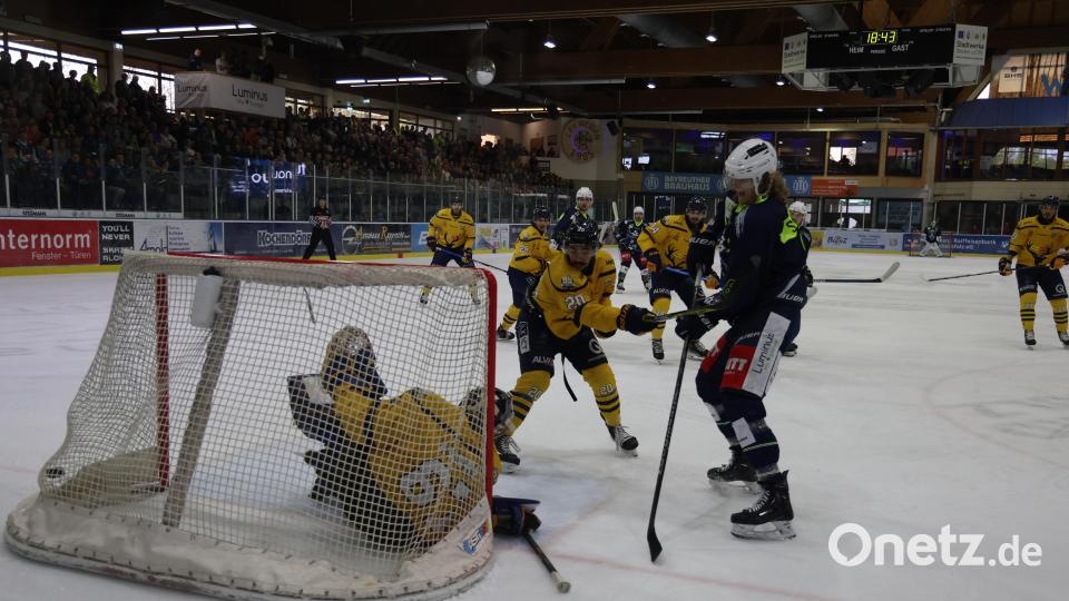 Neal Samanski (rechts) erzielt das 1:0 für die Blue Devils gegen Tilburg. Die Weidener gewannen am Ende mit 8:1 und machten damit den Einzug ins Play-off-Finale perfekt. Bild: Tobias Neubert