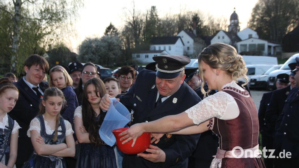Auch eine Feststellung: In einen Feuerwehrhelm passt ungefähr ein Liter Bier. Bild: frd