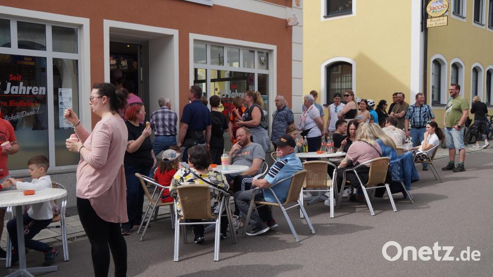 Schlange stehen heißt es vor der Eisdiele in der Bahnhofstraße Bild: wel