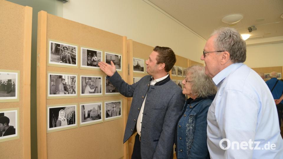 Bürgermeister Ernst Lenk hat auf den Bildern seinen Großvater entdeckt, den er aber wirklich nur von Bildern her kannte. Dr. Hermann Beckmann und Gerda Moser vom Kulturkreis freuen sich mit dem Gemeindeoberhaupt, dass die Fotoausstellung diesen Blick in die Vergangenheit ermöglicht hat. Bild: bey