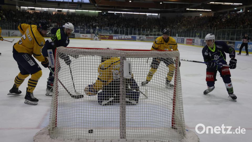 Szenen aus dem fünften Play-off-Halbfinale in der Eishockey-Oberliga zwischen den Blue Devils Weiden (blaue Trikots) und den Tilburg Trappers. Bild: Tobias Neubert