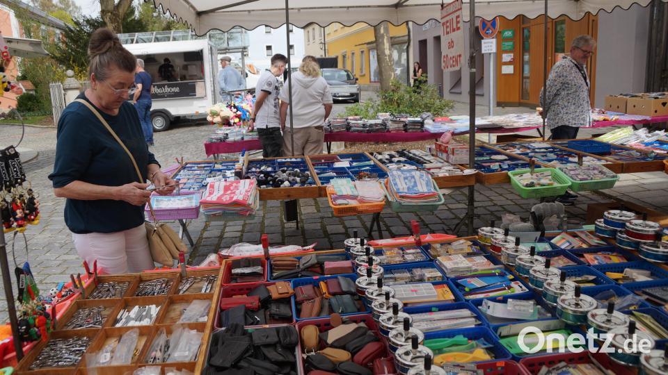 "Alle Teile 50 Cent" bietet ein Stand am Marktplatz. Bild: wel