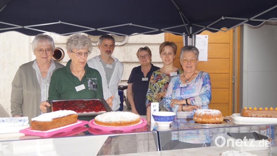 Die "Museumscrew" war für den Verkauf der selbstgebackenen Kuchen zuständig Bild: wel