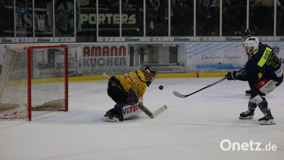 Szenen aus dem fünften Play-off-Halbfinale in der Eishockey-Oberliga zwischen den Blue Devils Weiden (blaue Trikots) und den Tilburg Trappers. Bild: Tobias Neubert