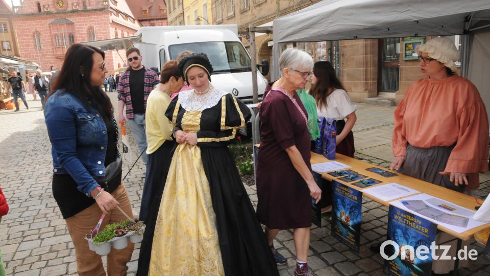Das Amberger Welttheater präsentierte in Originalkostümen sein Programm. Bild: ge