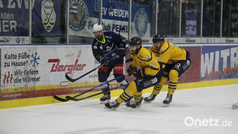 Szenen aus dem fünften Play-off-Halbfinale in der Eishockey-Oberliga zwischen den Blue Devils Weiden (blaue Trikots) und den Tilburg Trappers. Bild: Tobias Neubert