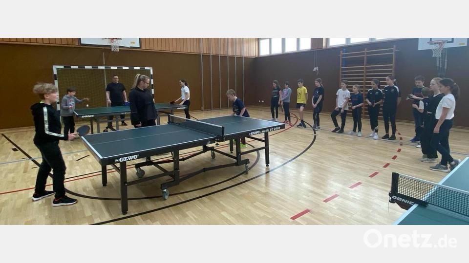 Ministranten und Kommunionkinder ermitteln den Tischtennischampion. Bild: gz
