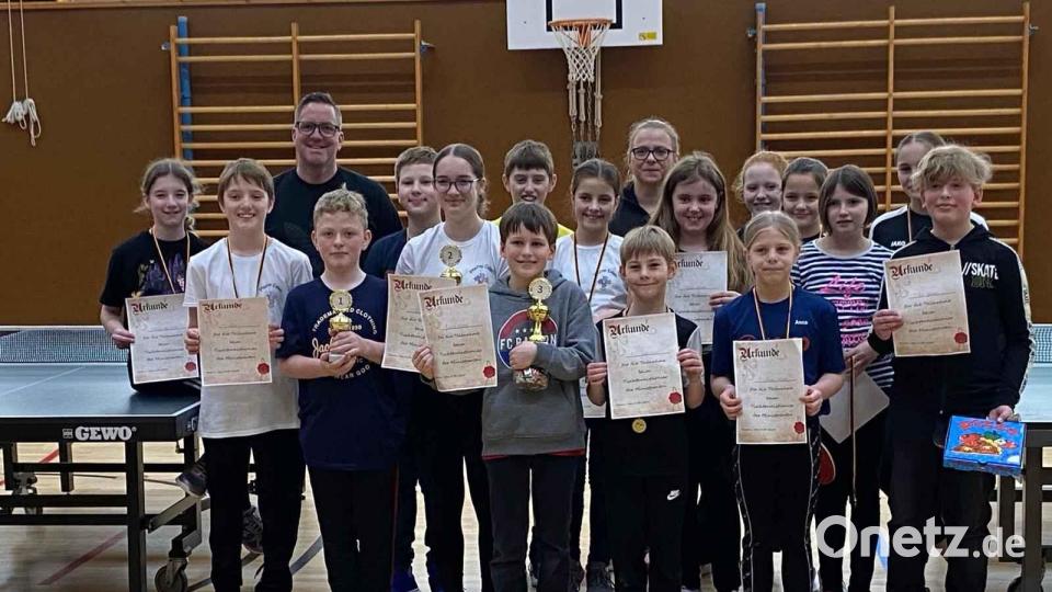Zum Turnierende erhalten alle Teilnehmer eine Urkunde, und die Erstplatzierten Lorenz Kleber, Leonie Reil und Julian Lindner (Vierter, Sechste und Siebter von links) bekommen je einen Pokal. Bild: gz