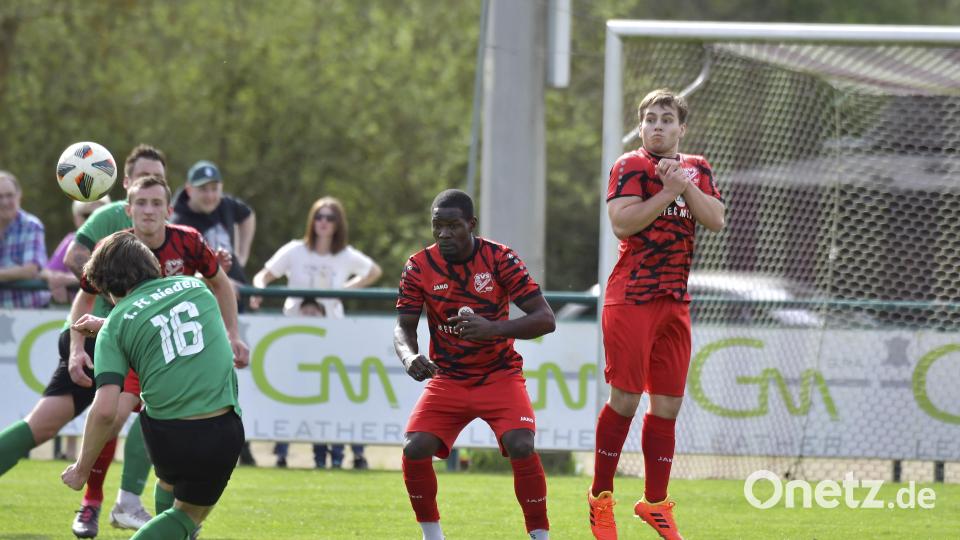 Freistoß für den 1. FC Rieden durch Calvin Morin (ganz links), Michael Holler und Adrian Robinson (von rechts) sind in Alarmbereitschaft. Bild: Hubert Ziegler