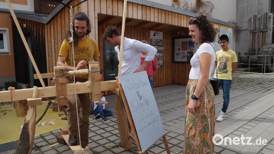 Simon Ruhland demonstriert das Drechseln mit Fußantrieb. Bild: wel