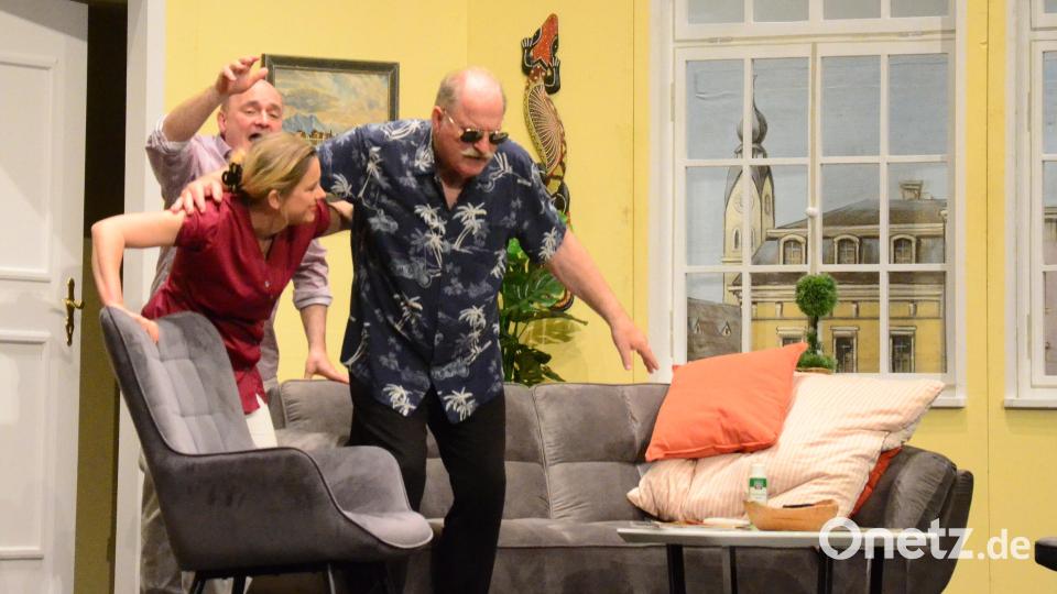 Günther (Bernd Helfrich) täuscht den Pflegefall vor und stützt sich auf den Nachbarn (Andreas Löscher) und die Prüferin (Simona Mai). Bild: Kunz