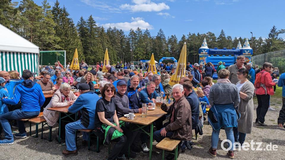 Wenn der SK Fürnried sein Frühlingsfest ausrichtet, ist es voll auf dem Sportplatz am Silberberg. Dieses Jahr findet das Fest von Donnerstag, 9. Mai., bis Samstag, 11. Mai, statt. Archivbild: Jennifer Härlein/exb