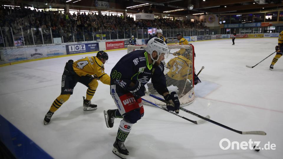 Szenen aus dem fünften Play-off-Halbfinale in der Eishockey-Oberliga zwischen den Blue Devils Weiden (blaue Trikots) und den Tilburg Trappers. Bild: Tobias Neubert