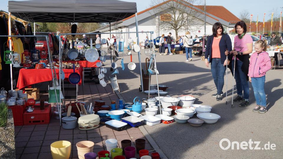 Schüsseln aus Emaille, Bücher, Schallplatten, Geschirr und vieles mehr gibt es bei den Flohmärkten am Bahnfof und im Gelände der Firma Herzog für kleines Geld. Bild: wel