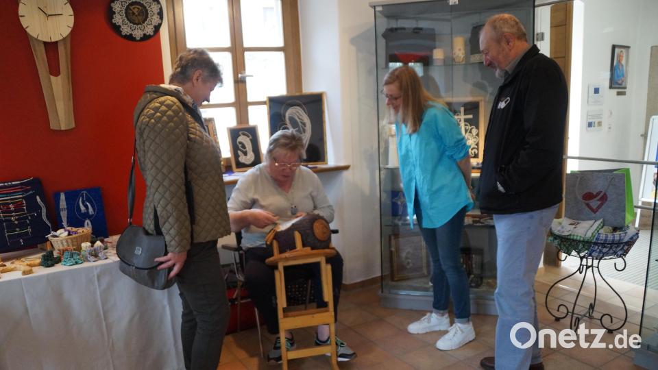 Die Klöppellehrerin erklärte ihre Handgriffe Bild: wel