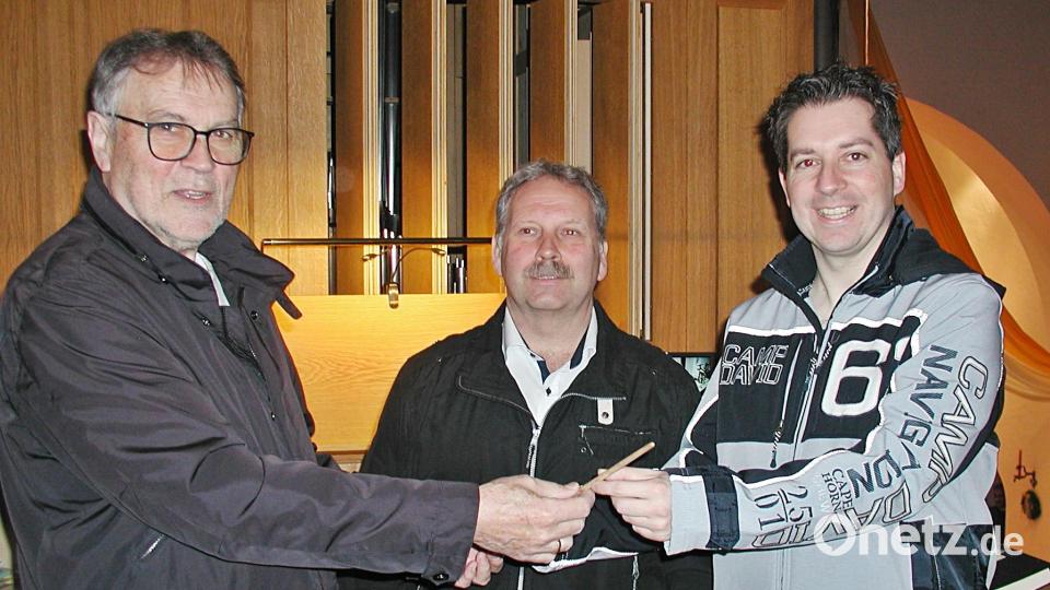 Nach der Auferstehungsfeier am Sonntagmorgen gab es eine Überraschung auf der Orgel-Empore: Michael Brucker (rechts) übergab den Dirigierstab an Bürgermeister Bernhard Schindler und den Vorsitzenden des Kulturellen Förderkreises, Bertram Nold (links). Bild: ld