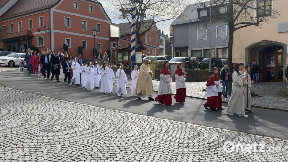 Die Kommunionkinder ziehen feierlich zur Pfarrkirche &quot;St. Michael&quot; Tännesberg. Bild: Josef Glas