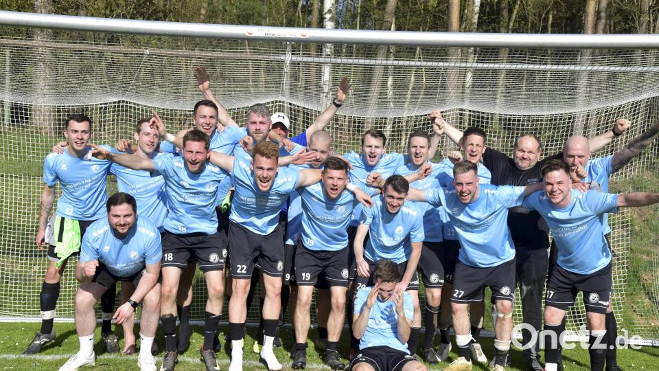 Jubel bei den Spielern der SF Ursulapoppenricht mit Trainer Sven Seitz (hintere Reihe, Dritter von rechts) über den Gewinn der Meisterschaft in der Kreisklasse Süd. Bild: Hubert Ziegler