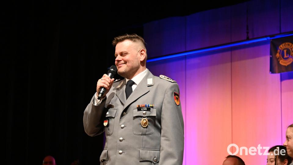 Mit viel Witz und Charme führte Stabsfeldwebel Thomas Althöhn durchs Programm. Bild: kki