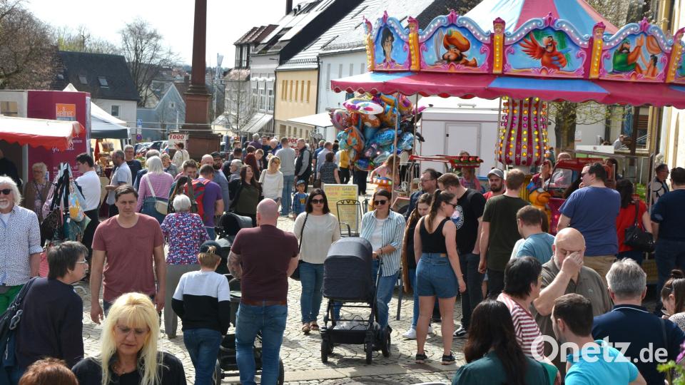Gefragt waren nicht nur die Einkaufsmöglichkeiten, sondern auch das Karussell, dass gleich neben der Stadtpfarrkirche stand. Bild: jr