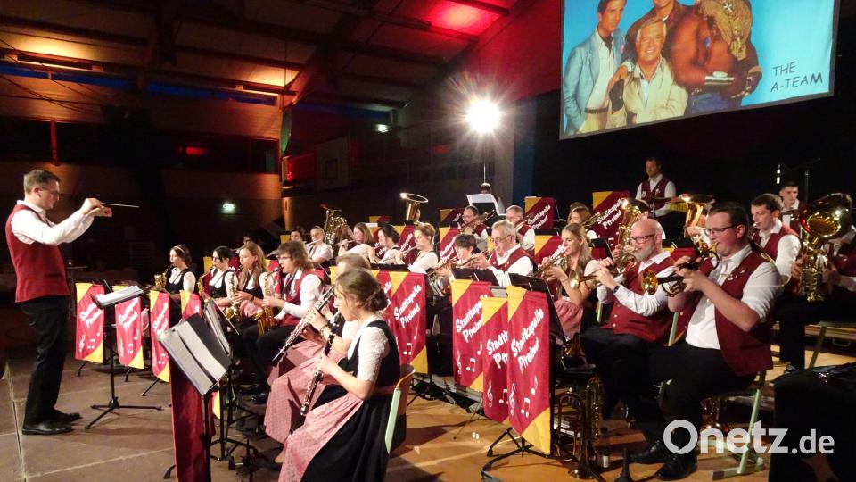 Rund 40 Musikerinnen und Musiker der Stadtkapelle bieten den Besuchern in der Landgraf-Ulrich-Halle ein abwechslungsreiches Konzert. Bild: hm