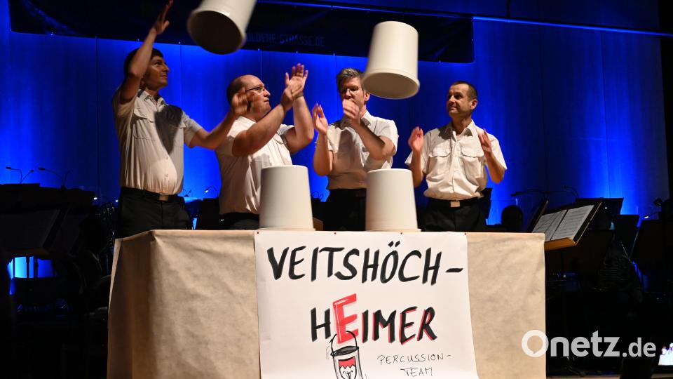Da flogen die Abfalleimer durch die Luft, als die Perkussionisten des Heeresmusikkorps zu einer rhythmischen Einlage an den Rand der Bühne traten. Bild: kki