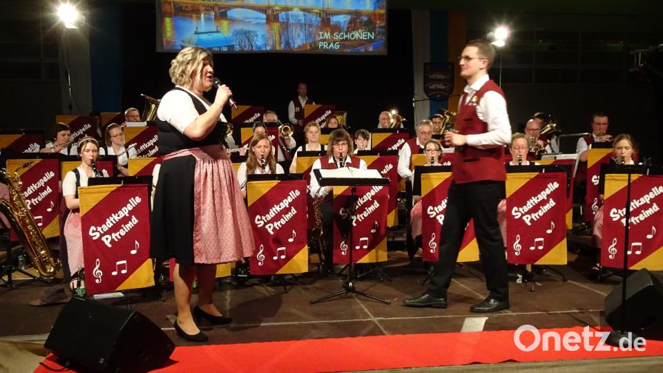 Kathrin Blödt und Dominik Pflaum geben ihr Debüt mit einer Gesangseinlage Bild: hm